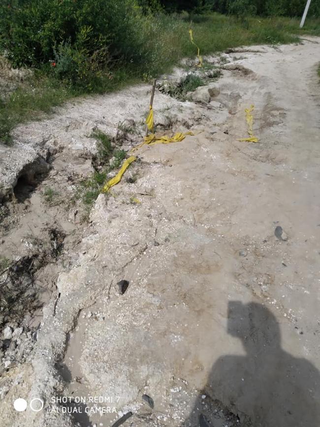 У селищі на Рівненщині вода розмила дорогу: глибокі рови сягають газових труб