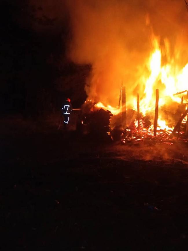Уночі на Рівненщині вщент згоріли господарча будівля, сіно та дрова (ФОТО)