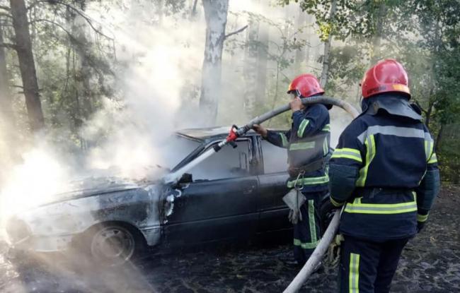 Вогонь з палаючого автомобіля мало не перекинувся на лісову посадку на Рівненщині