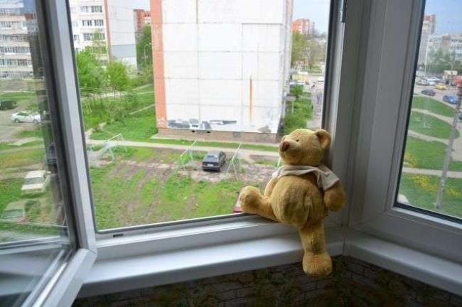 Із вікна квартири у Львові випала маленька дитина: їй був всього 1 рік і 8 місяців