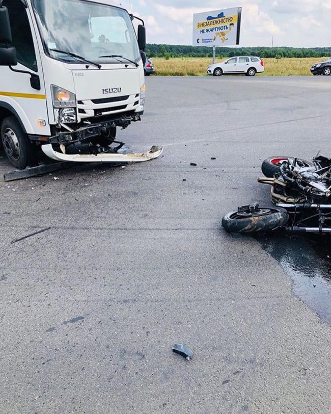 Біля Костополя мотоцикліст потрапив під колеса вантажівки (ФОТО+ВІДЕО)