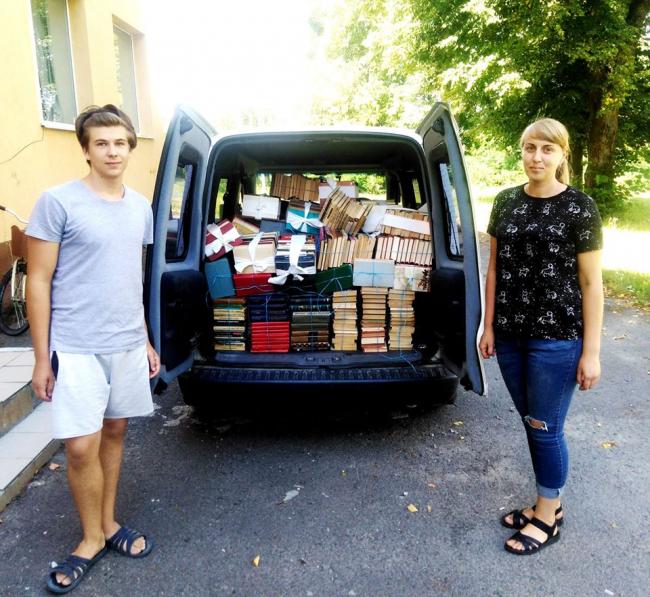 На Рівненщині благодійники подарували бібліотеці 1200 книг