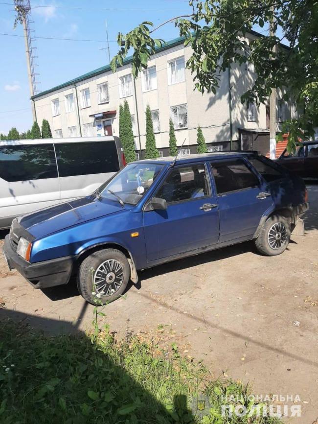 На Рівненщині нетверезий молодик на краденій автівці приїхав до поліції, аби вияснити, де його транспортний засіб