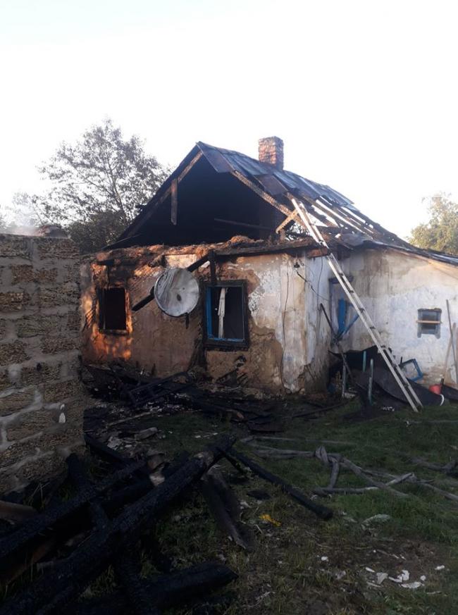На Рівненщині вогонь знищив господарську будівлю та дах житлового будинку