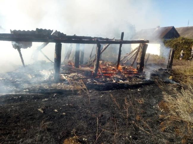 На Рівненщині вщент згоріла господарська будівля (ФОТО)