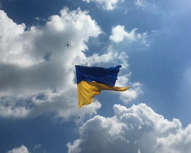 Подарунок рекордних розмірів: у небо над Рівним здійняли велетенський український прапор