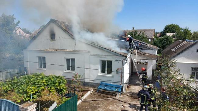 Пожежу у будинку в Рівному загасили: вигоріла покрівля і дві кімнати (ВІДЕО)