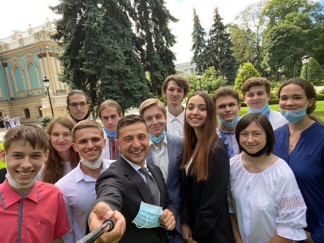 Президент України зустрівся із випускницею із Рівненщини, яка на ЗНО набрала 798 балів із 800