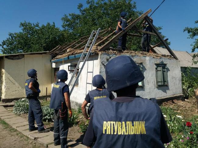 Рятувальники з Рівненщини відновлюють будинки, які обстріляли на Донбасі