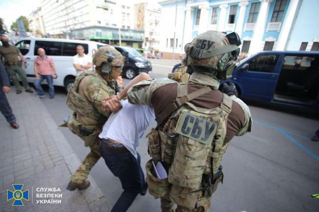 Силовики затримали чоловіка, який погрожував підірвати відділення банку у Києві 