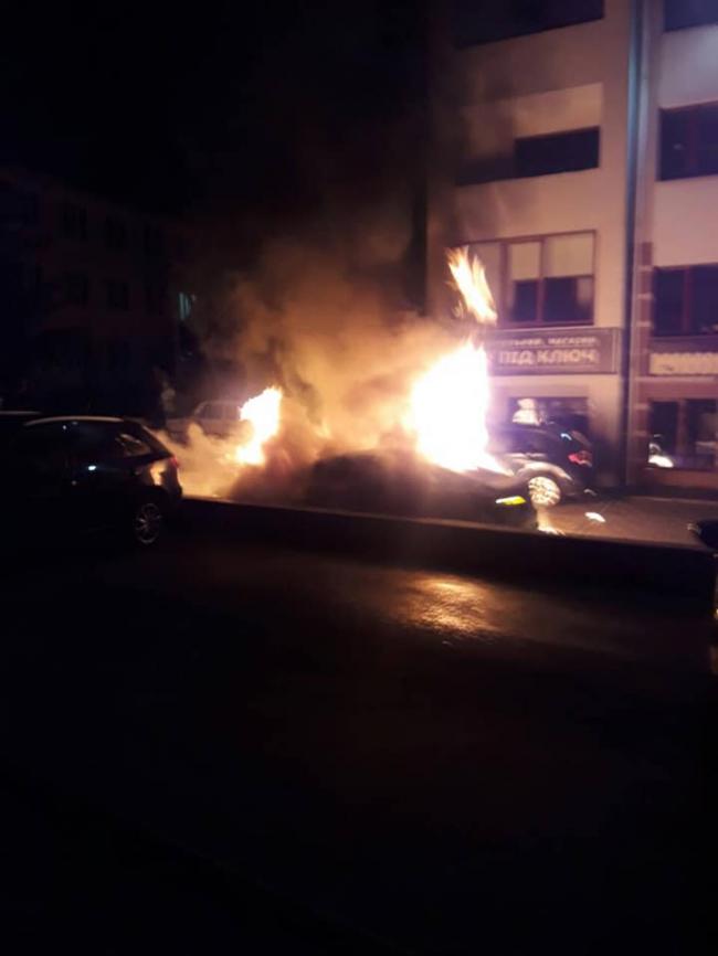 У мережі з`явилось відео моменту підпалу автомобіля іноземця у місті Дубно