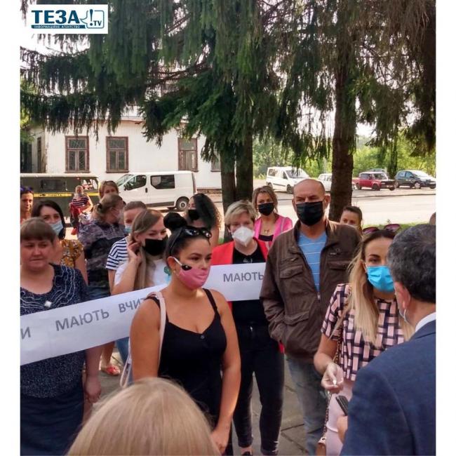 У місті на Рівненщині батьки вийшли на мітинг проти дистанційного навчання