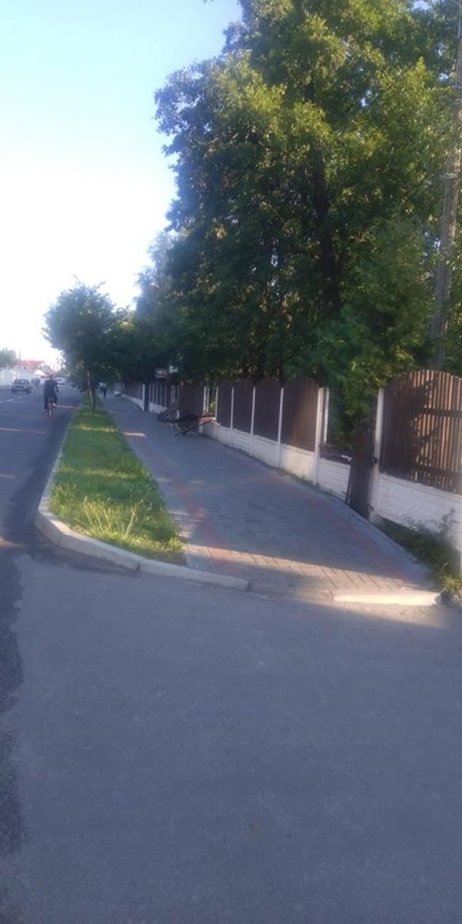 У місті на Рівненщині вандали поламали паркан (ФОТОФАКТ)
