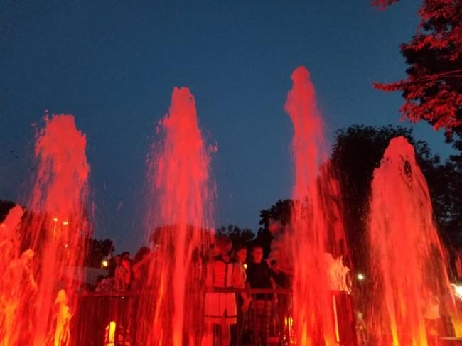 У рівненському парку - ажіотаж: сотні людей прийшли на відкриття фонтану та підземель (ФОТО)