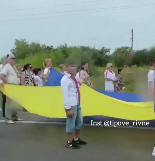 У Рівненському районі розгорнули великий жовто-блакитний прапор (ВІДЕО)