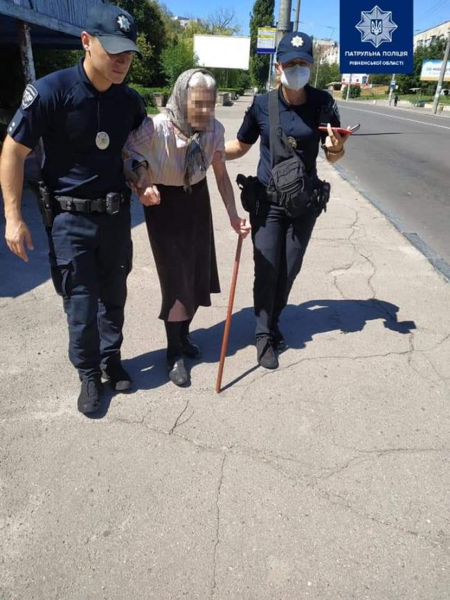 У Рівному поліцейські допомогли 95-річній бабусі повернутися додому 