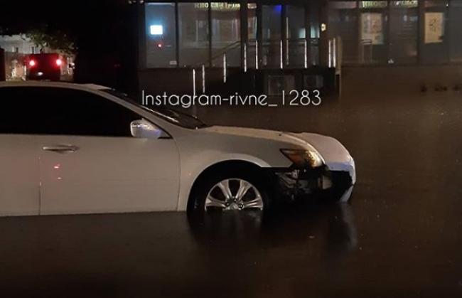 У Рівному за ніч випала майже півмісячна норма опадів: автомобілі "плавали" вулицями (ВІДЕО)