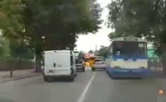 У Рівному зіткнулись тролейбус та елітний позашляховик (ВІДЕО)