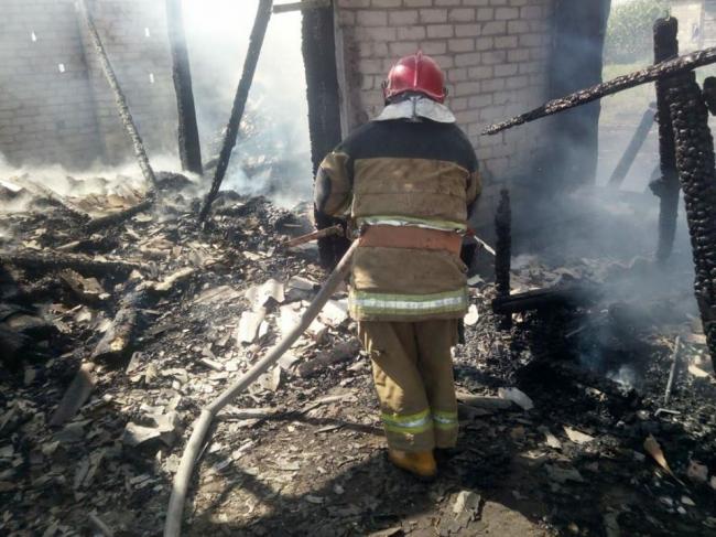 У селі на Рівненщині згорів дах господарської будівлі та 2 тонни сіна
