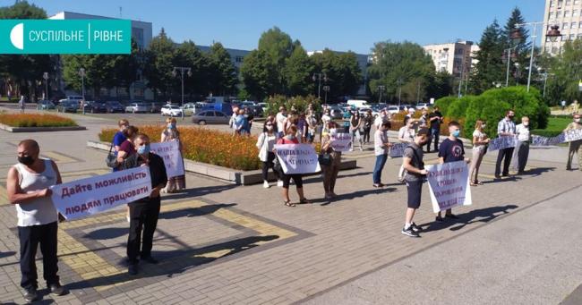 «Відкрийте табори»: біля РОДА мітингують представники оздоровчих закладів