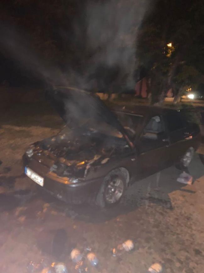 Випускник Рівненської академії поліції допоміг жінці загасити пожежу у авто