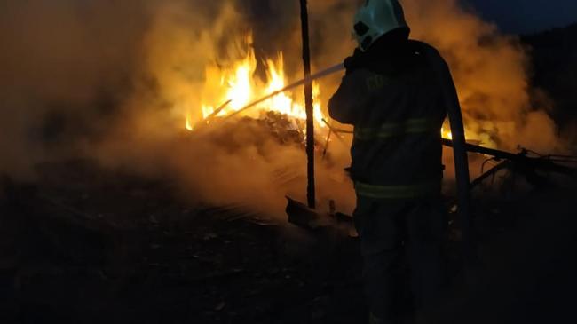 Згорів дах і пошкоджені стіни: на Рівненщині гасили пожежу в будинку (ФОТО)