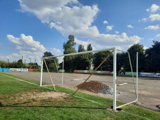 На домашньому стадіоні "Вереса" поставили нові ворота (ФОТО)