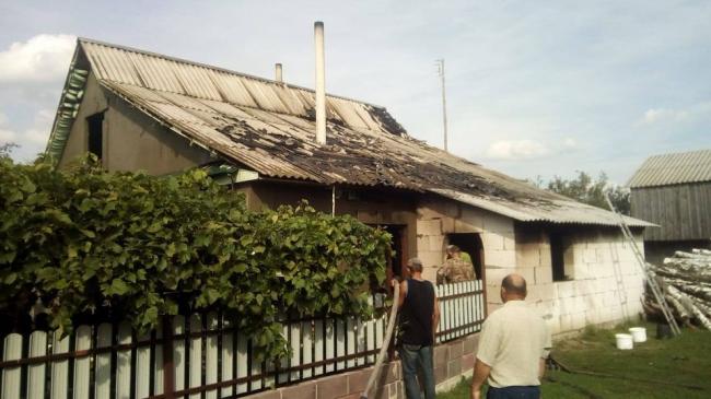 На Рівненщині горів житловий будинок: вогонь частково знищив дах