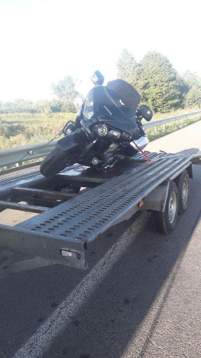 На Рівненщині мотоцикліст потрапив у аварію: розшукують родичів