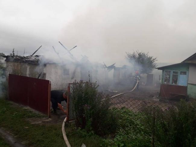 На Рівненщині рятувальники та добровольці гасили пожежу у господарчій будівлі