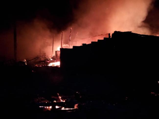 На Рівненщині рятувальники всю ніч гасили пожежу у сільському кафе