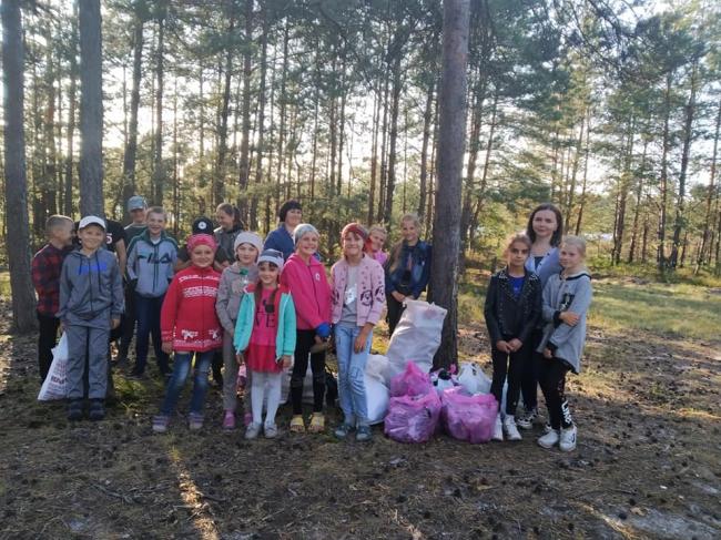 На Рівненщині школярі прибирали сміття біля Білого озера