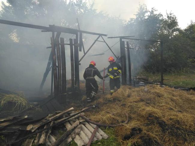 На Рівненщині пожежа знищила господарчу будівлю