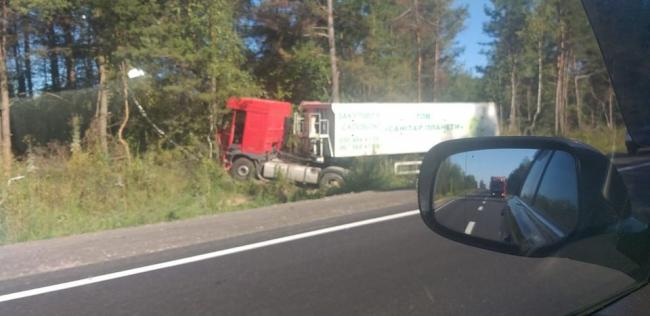 На Рівненщині вантажівка злетіла з траси у кювет 