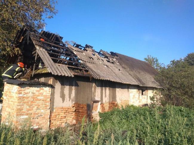 На Рівненщині згорів дах господарської будівлі (ФОТО)