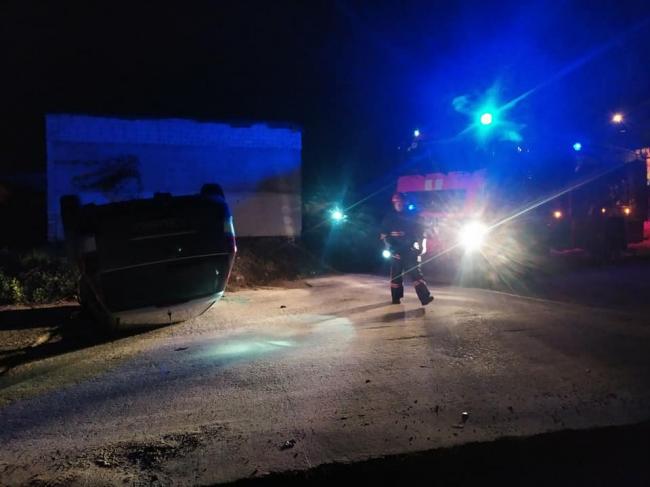 Опівночі на Рівненщині сталась ДТП: автівка перекинулась на дах і перегородила дорогу