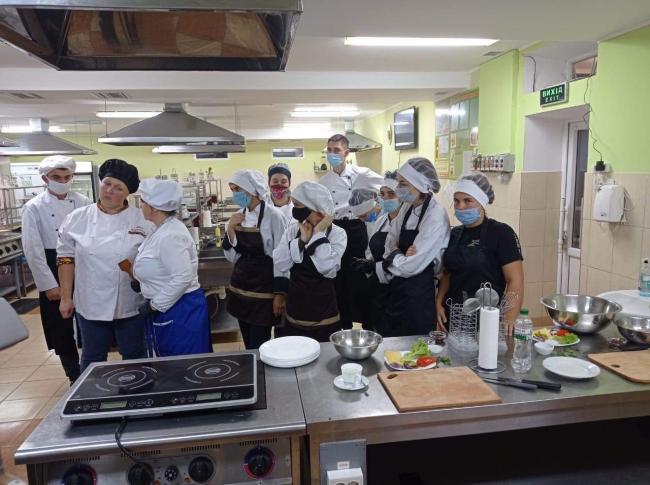 Професійні кухарі навчали дітей з синдромом Дауна готувати штруделі та бургери: ініціативу підтримала громадська організація «Рівне Разом» 