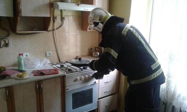 Рівненські рятувальники відкрили квартиру, всередині якої була увімкнена плита