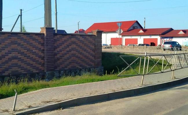 У місті на Рівненщині викрали металевий паркан (фотофакт)
