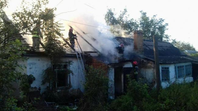 У місті на Рівненщині згорів дах житлового будинку (ФОТО)