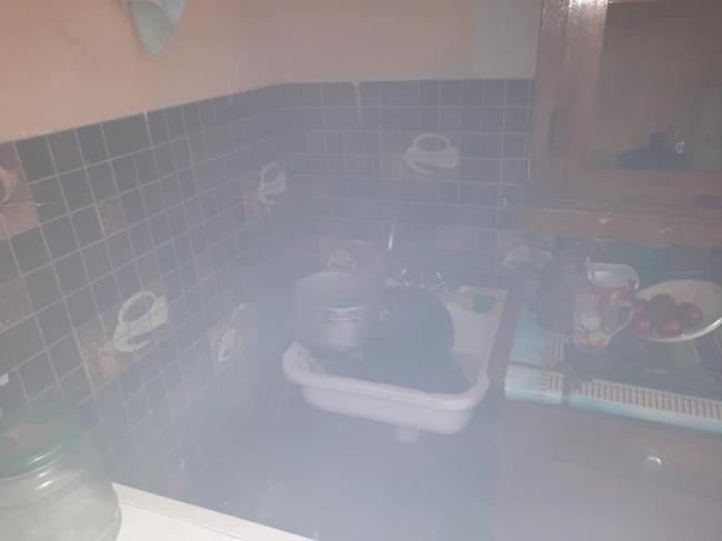 У Рівному чоловік готував їжу та заснув: квартиру оповило димом (ФОТО+ВІДЕО)