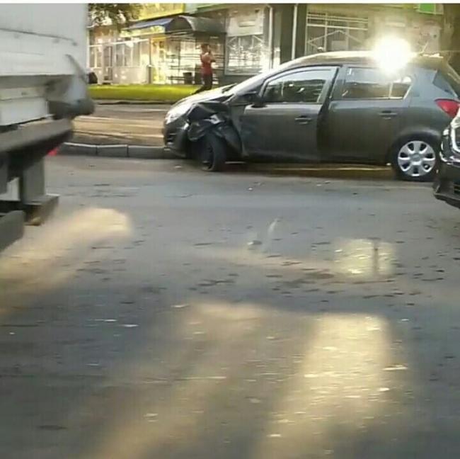 У Рівному ДТП на перехресті: вантажівка зіткнулась із легковиком (ВІДЕО)
