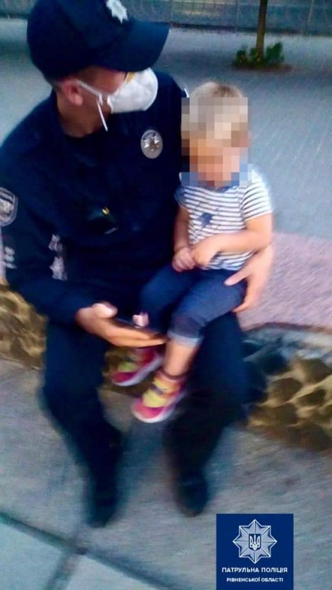 У Рівному загубився 2-річний хлопчик: поліцейські повернули дитину мамі