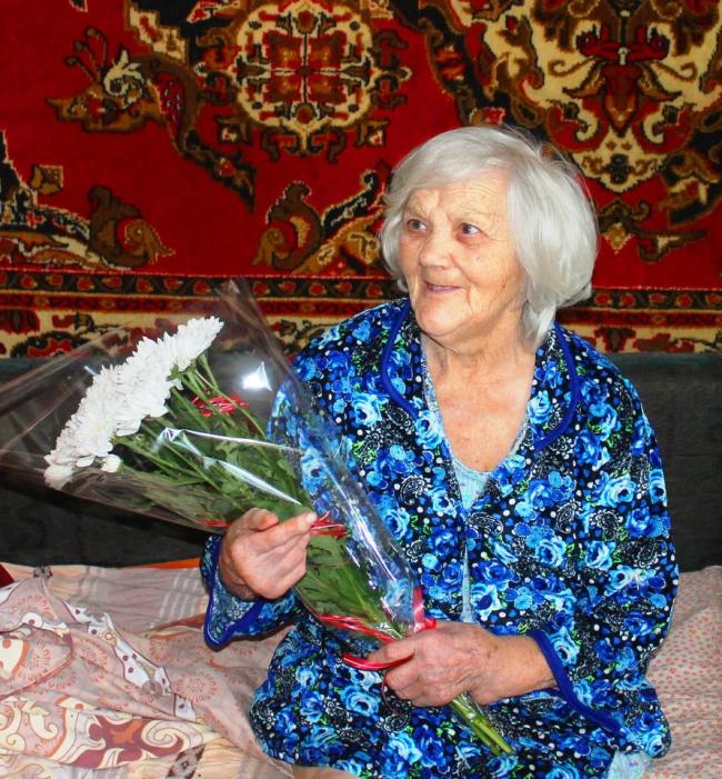 У Сарнах бабусю привітали із 90-річчям
