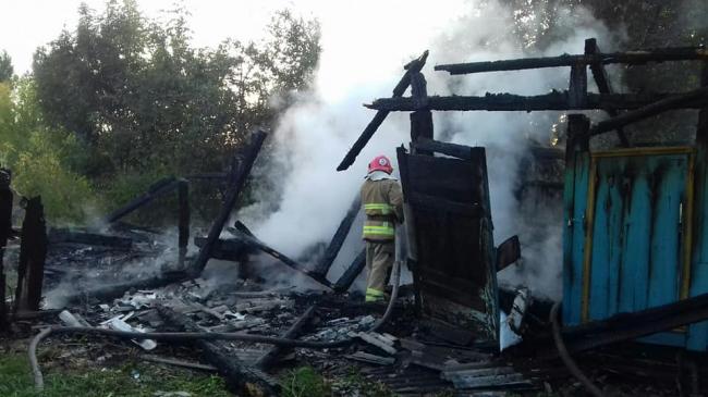 У селі на Рівненщині згоріла до тла господарча будівля