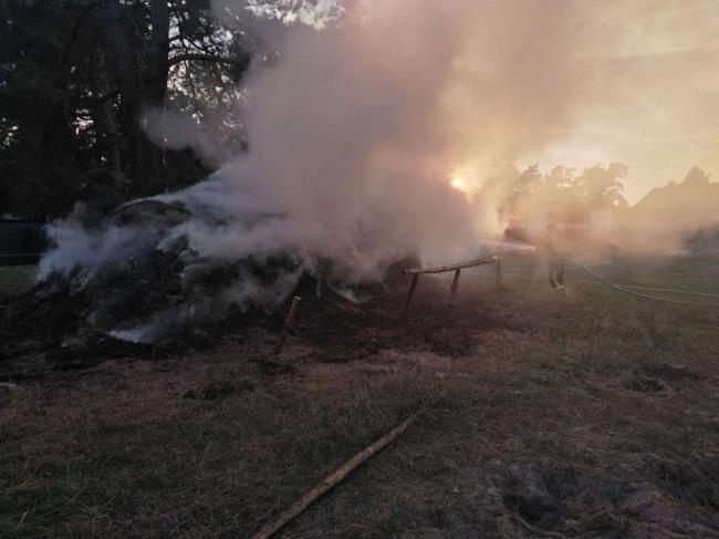 У селі на Рівненщині вогонь знищив три тони соломи