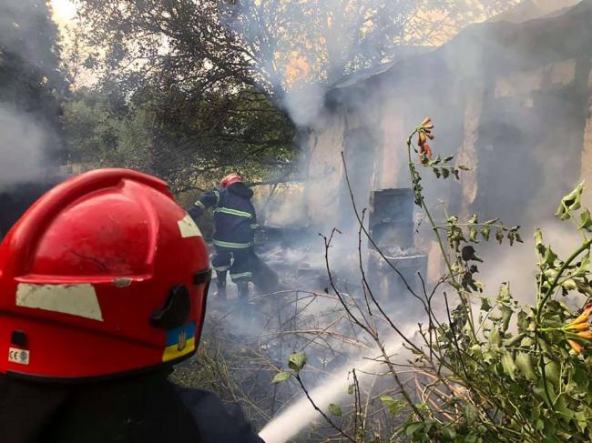 У селі неподалік Рівного 5 годин гасили пожежу в будинку: рятувальники вчасно винесли газовий балон