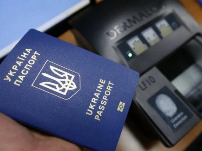 На Рівненщині закрили "паспортний", бо у працівника виявили коронавірус