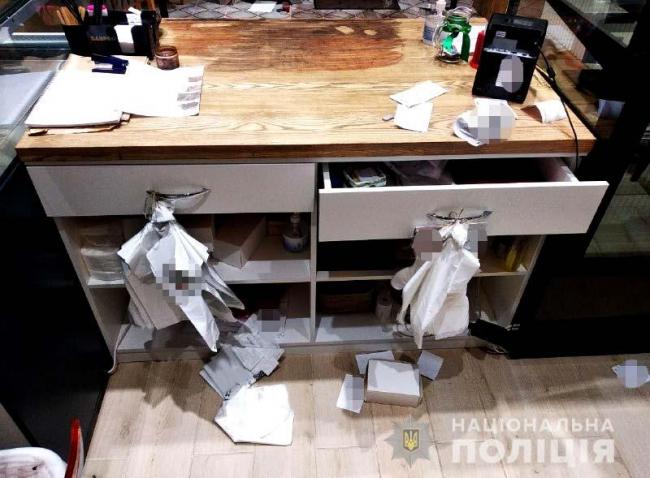 Двоє мешканців Рівного пограбували кондитерський магазин: винесли техніку та готівку