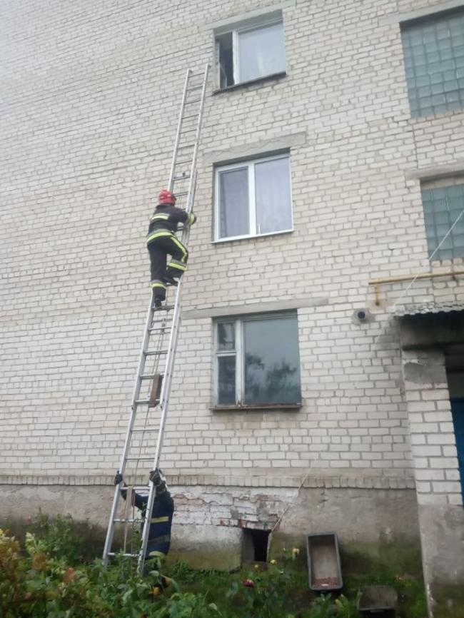 На Рівненщині рятувальники визволяли з квартири двох жінок